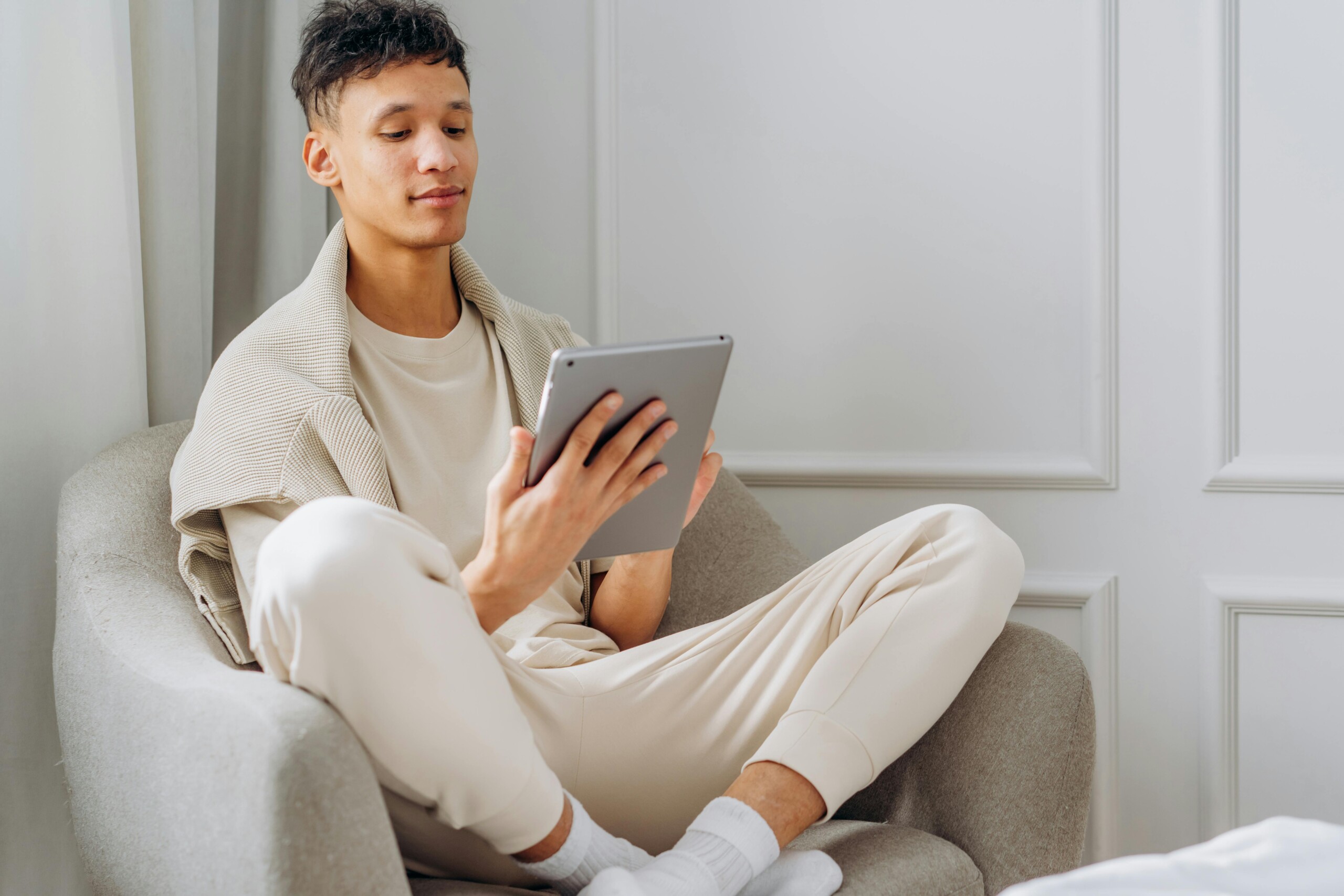 pexels-mikhail-nilov-6968101